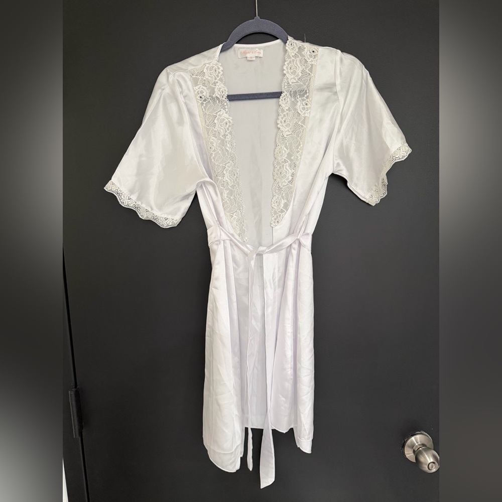 Elegant White Lace Trim Robe